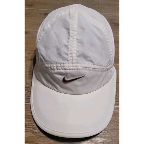Nike FeatherLight White Classic Logo Breathable Comfort 5 Panel Hat Cap Running - Picture 1 of 6